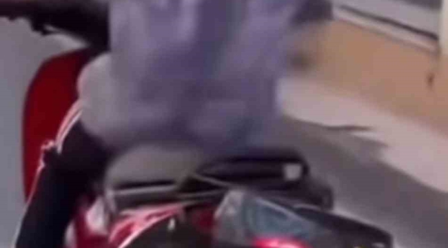 Kaskı kafasına değil plakaya taktı...İlginç anlar kamerada