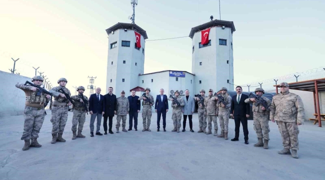 Mardin Valisi üs bölgesinde jandarma ve komandolarla iftar yaptı