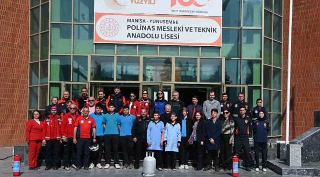 Öğrencilere deprem tahliye tatbikatı