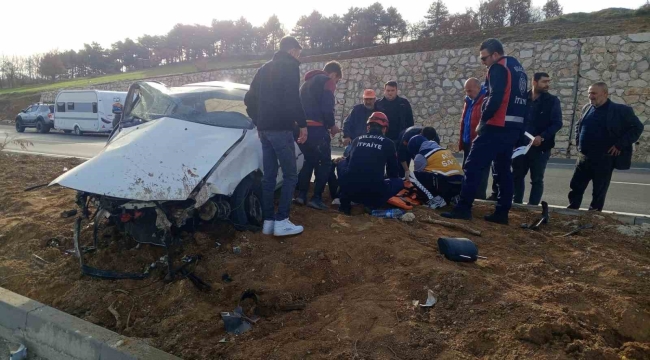 Orta refüje çarpan otomobil sürücüsü yaralandı
