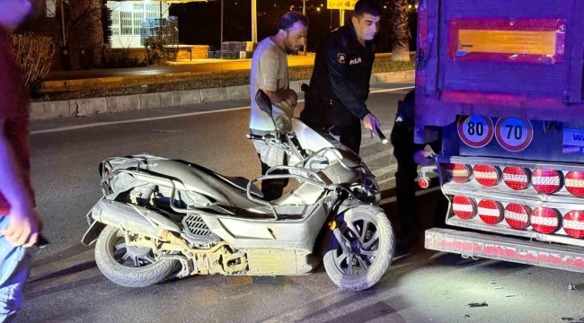 Park halindeki tıra çarpan motosikletin sürücüsü yaralandı