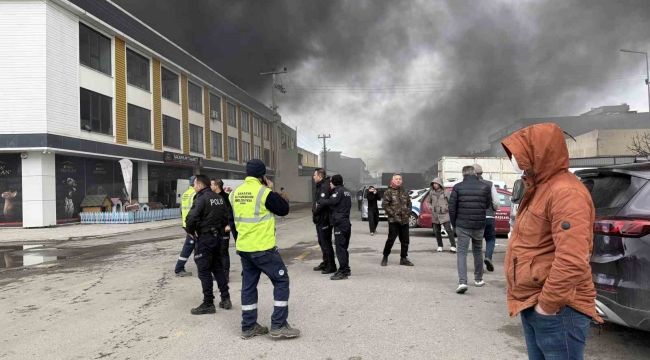 Sakarya'da mobilyacılar çarşısında yangın