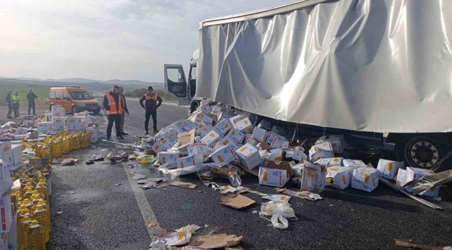 Tırdan devrilen yağ dolu tenekeler araç trafiğini aksattı