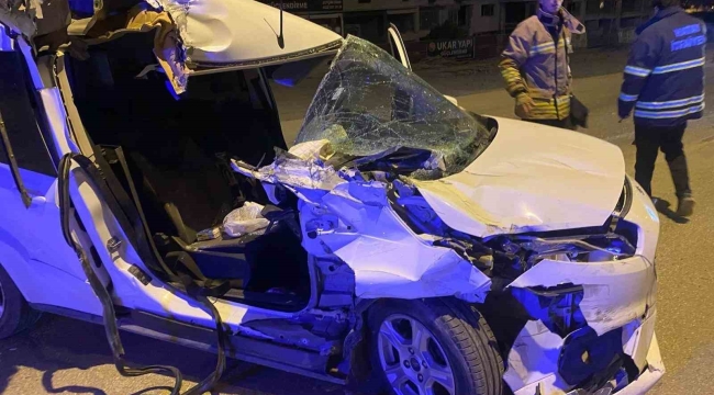 Tırla çarpışan hafif ticari araçtaki 2 kişi yaralandı