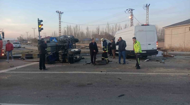 Van'da traktör ile minibüs çarpıştı; 2 yaralı