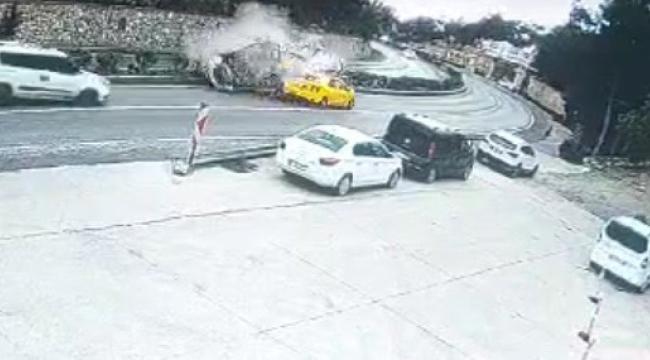 Virajı alamadı, karşı şeride geçerek taksiye çarptı