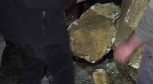 Yüksekova-Van Karayolu'na düşen kaya parçaları yürekleri ağza getirdi