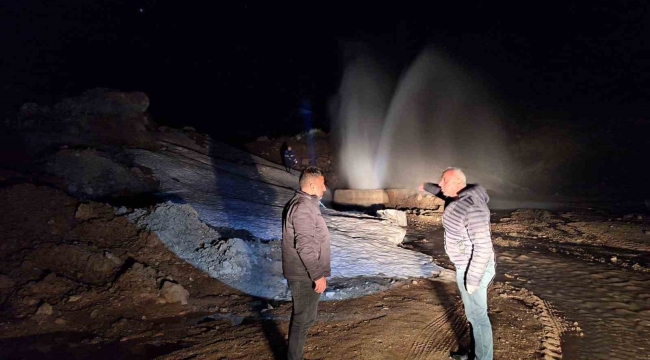 Hakkari'de içme suyu hattında arıza: 6 metreye kadar fışkıran su ekipleri zor durumda bıraktı