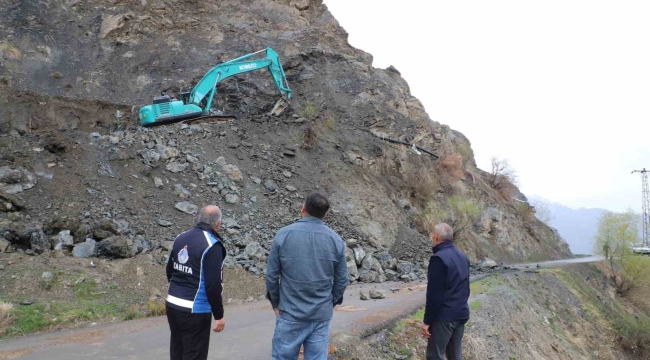 Hakkari'de kaya düşmelerine karşı ekipler çalışıyor