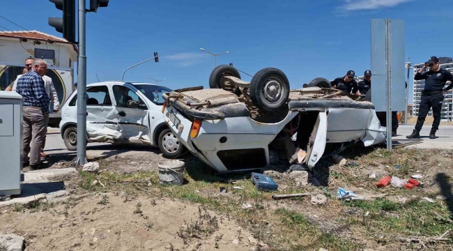 Karaman'da çarpışan otomobillerden birisi ters döndü: 2 yaralı