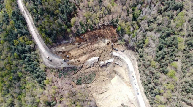 Kastamonu'da heyelanda çöken yoldaki çalışmalar sürüyor