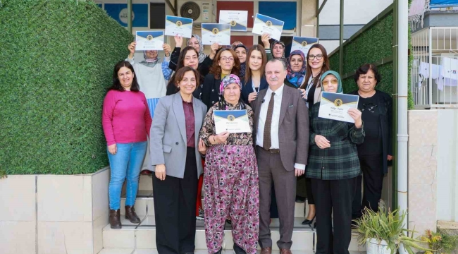 Okuma yazma kursunu tamamlayanlar belgelerini Başkan Balaban'dan aldı