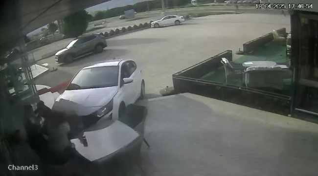 Önce motosiklet ile çarpıştı sonra mağazaya daldı