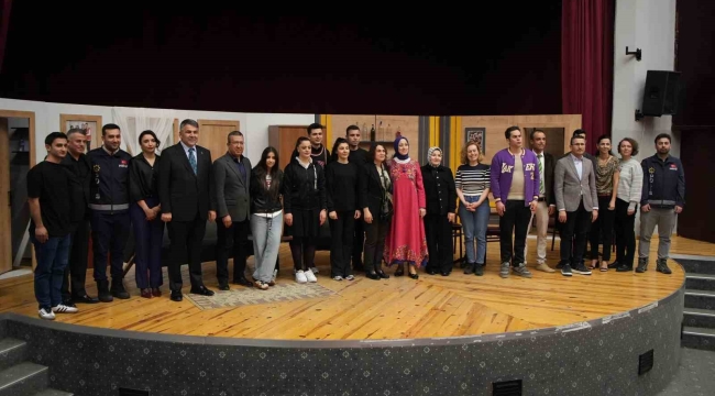 Polisler tiyatroyla uyuşturucuya savaş açtılar