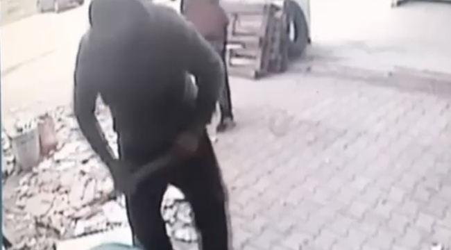 Rahat tavırlarla hırsızlık kamerada