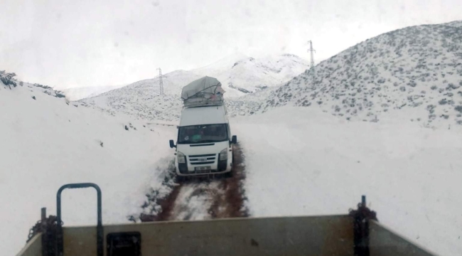 Siirt'te karda mahsur kalan yolcular kurtarıldı