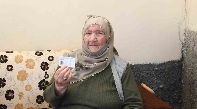 114 yaşındaki Makbule Nine'ye sağlık ekiplerinden doğum günü sürprizi