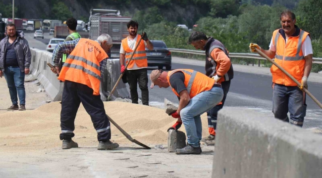 25 ton tavuk yemi D-650'ye savrulmuştu: Kapalı olan yol 2 saat sonra ulaşıma açıldı