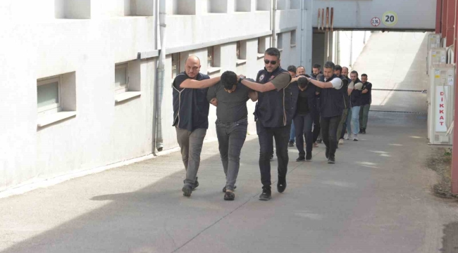 Adana'da DEAŞ'ın uyuyan hücresindeki 5 şüpheli tutuklandı, 1'i sınır dışı edildi