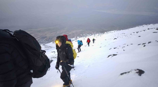 Ağrı Dağı dünyanın dört bir yanından misafirlerini ağırlıyor