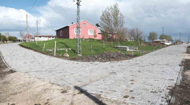 Ağrı'da Yolluyazı köy içi yoluna 3 bin metrekare kilit parke döşendi