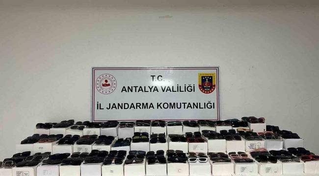 Aksu'da araçta bin 500 adet kaçak güneş gözlüğü çıktı