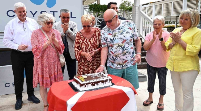Alman turist çifte 30 yıllık sadakat plaketi