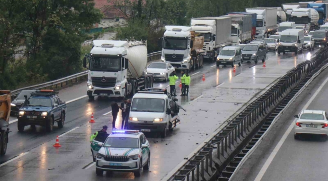 Anadolu Otoyolu'nda yağmur ile kazalar peş peşe geldi: Her iki istikamette de trafik aksadı