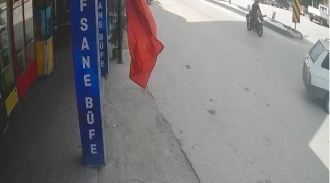 Aniden şerit değiştiren otomobile çarpan motosikletin sürücüsü yaralandı
