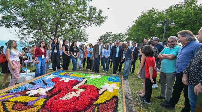 Antalya çiçeklerle açık hava galerisine döndü