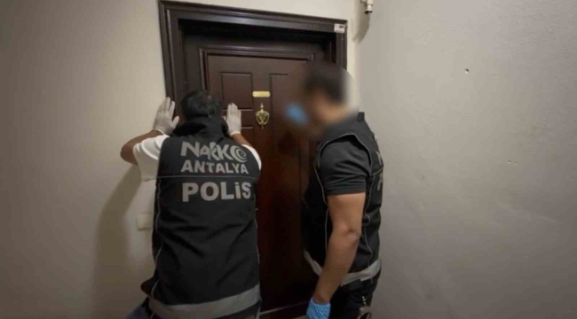 Antalya'da 21,5 kilo skunk ele geçirildi, operasyon kameraya yansıdı