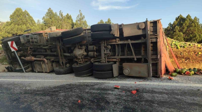 Antalya'da karpuz yüklü kamyon devrildi, tonlarca karpuz yol kenarına savruldu