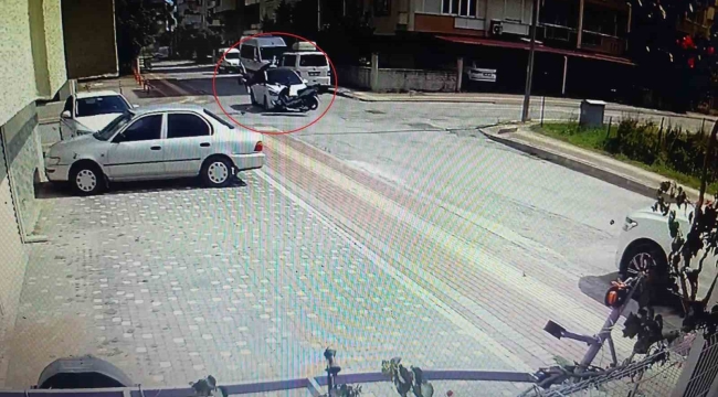 Antalya'da otomobille çarpışan motosiklet sürücüsü havada taklalar attı