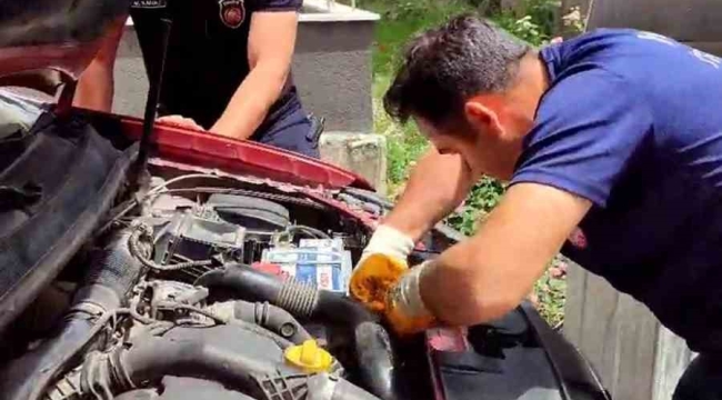 Araç motorundan çıkan sürpriz yüzleri gülümsetti