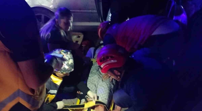 Araçta sıkışan sürücü yaralı olarak çıkarıldı