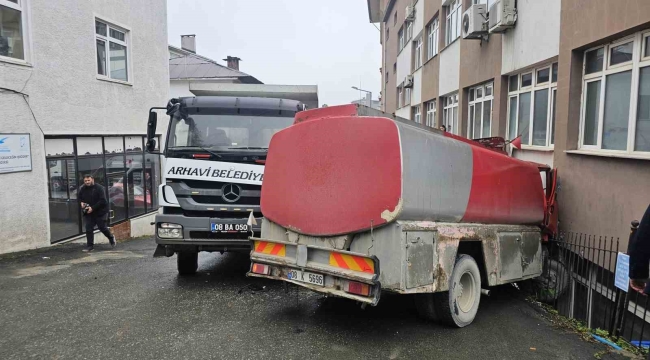 Arhavi'de freni boşalan mazot yüklü tanker kaymakamlık binasına çarparak durabildi