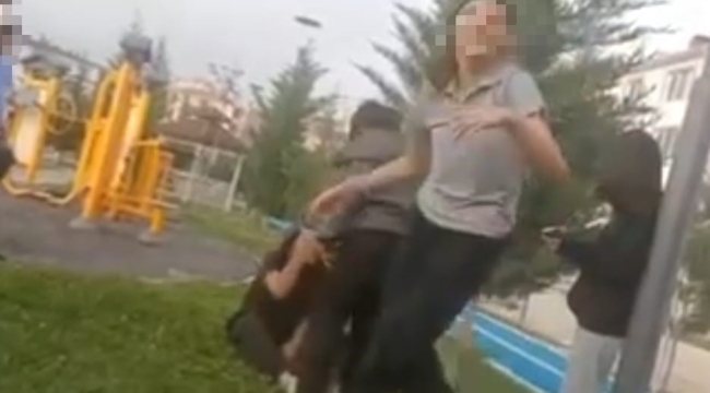 Arkadaşını öldüresiye darbeden kız çocukları o anları da kayda aldılar