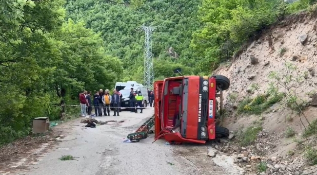 Artvin'de iş makinesi kaza yaptı: 1 ölü, 2 yaralı
