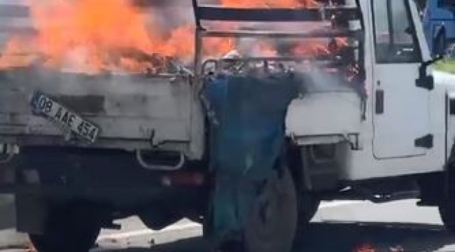 Artvin'de seyir halindeki kamyonun kasasındaki kartonlar alev aldı