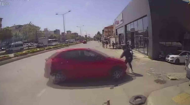 Ataşehir'de zincirleme kaza: Savrulan araç yayaya çarptı