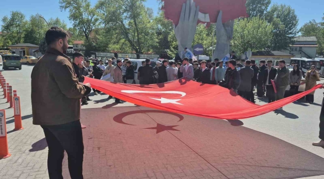 Ay yıldızın gölgesinde Türkçülük yürüyüşü