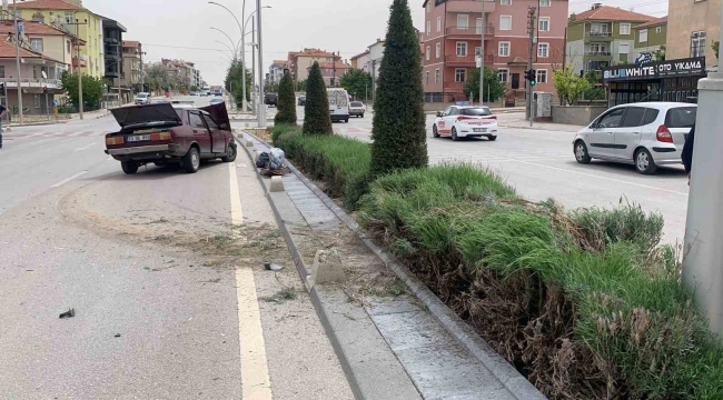Aydınlatma direğine çarpan otomobil orta refüjü aşarak karşı şeride geçti
