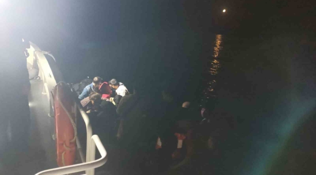 Ayvalık'ta 13'ü çocuk 43 düzensiz göçmen ve yasa dışı yollarla ülkeyi terk etmeye çalışan 2 Türk vatandaşı yakalandı