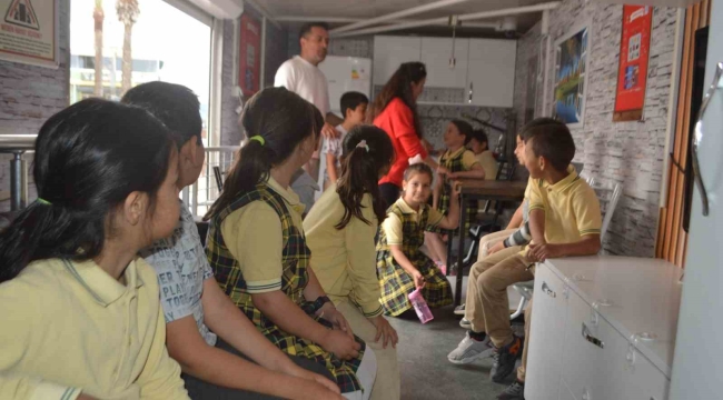 Ayvalık'ta "Deprem Simülasyon Tırı" bilinçlendiriyor