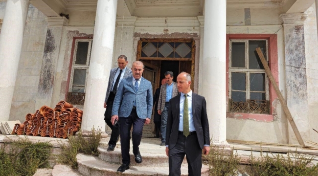 Ayvalık'ta Tarihi Kız Meslek Lisesi'nin restorasyonu sürüyor