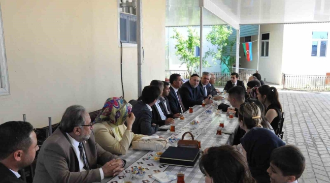 Azerbaycan'da ziyaretlerde bulunan Çameli protokolü Milli Kahramanı unutmadı