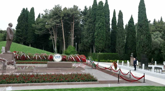 Bakan Güler, Bakü'de Haydar Aliyev'in mezarı ve Türk Şehitliği'ni ziyaret etti