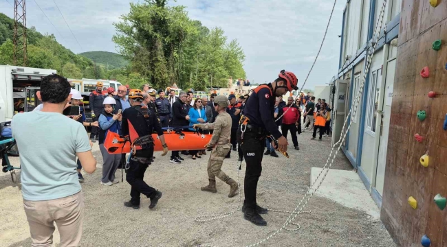 Bartın'da yeni açılan AFAD Eğitim Merkezi'ndeki tatbikat gerçeğini aratmadı