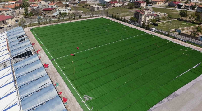 Başakpınar Spor Merkezi'nin çimleri ve yedek kulübeleri yenileniyor