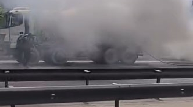 Basın Ekspres'te yanan otomobile hortumla müdahale